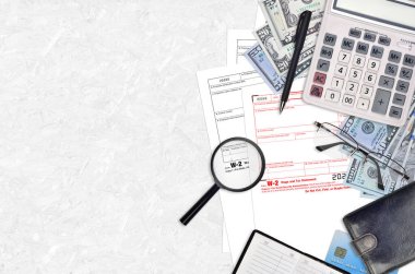 Vergi dairesi maaş ve vergi beyannamesi düz bir ofis masasında ve doldurmaya hazır. ABD Gelir Hizmetleri evrak konsepti. Birleşik Devletler 'de vergi ödeme zamanı. Üst görünüm