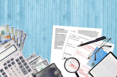 Vergi dairesi maaş ve vergi beyannamesi düz bir ofis masasında ve doldurmaya hazır. ABD Gelir Hizmetleri evrak konsepti. Birleşik Devletler 'de vergi ödeme zamanı. Üst görünüm