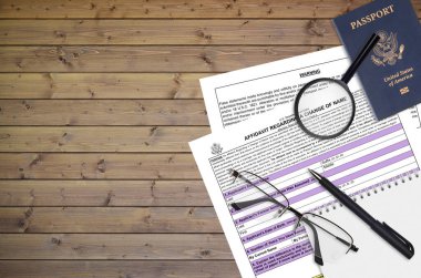 Dışişleri Bakanlığı formunda isim değişikliğiyle ilgili yeminli beyan masada ve doldurmaya hazır. Amerikan pasaportu konseptiyle ilgili işlemler sırasında evraklar. Düz üst görünüm
