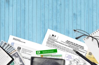 Vergi dairesi vergi mükelleflerinin kimlik numarası için W-7 başvuru formu düz masa üzerinde duruyor ve doldurmaya hazır. ABD Gelir Hizmetleri evrak konsepti. İTİN