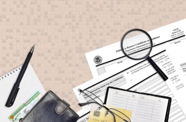 USCIS form I-751 İkamet koşullarının kaldırılması için dilekçe düz bir ofis masasında ve doldurmaya hazır. ABD Vatandaşlık ve Göçmenlik Bürosu evrakları konsepti. Üst görünüm