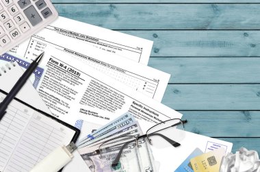 Vergi dairesi formunda w-4 çalışanı sertifikasını saklama belgesi düz bir ofis masasında ve doldurmaya hazır. ABD Gelir Hizmetleri evrak konsepti. Birleşik Devletler 'de vergi ödeme zamanı. Üst görünüm