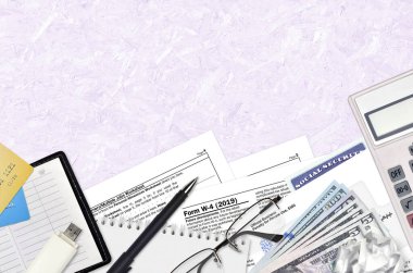 Vergi dairesi formunda w-4 çalışanı sertifikasını saklama belgesi düz bir ofis masasında ve doldurmaya hazır. ABD Gelir Hizmetleri evrak konsepti. Birleşik Devletler 'de vergi ödeme zamanı. Üst görünüm