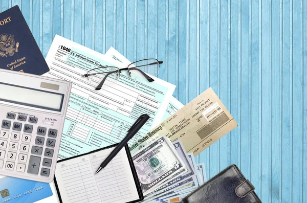 Irs表格1040美国个人所得税报税表附有退税支票 放在平坦的写字楼写字台上 随时可供填写 美国国内税收服务文书工作概念 在美国纳税的时间 — 图库照片
