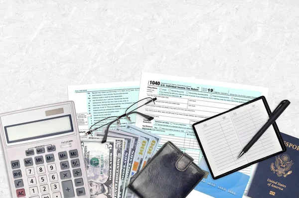 Irsは1040を形成する個人所得税申告書はフラットレイアウトオフィステーブルにあり 記入する準備ができています 米国内部収益サービスの書類作成コンセプト 米国で税金を支払う時間 トップ表示 — ストック写真