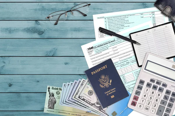 Irs Form 1040 Individual Income Tax Return Refund Check Lies — Stock Photo, Image