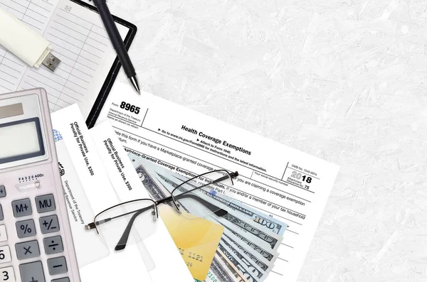 美国国税局表格8965 健康保险豁免 放在平坦的办公室桌子上 随时可供填写 美国国内税收服务文书工作概念 是时候在美国纳税了 顶部视图 — 图库照片