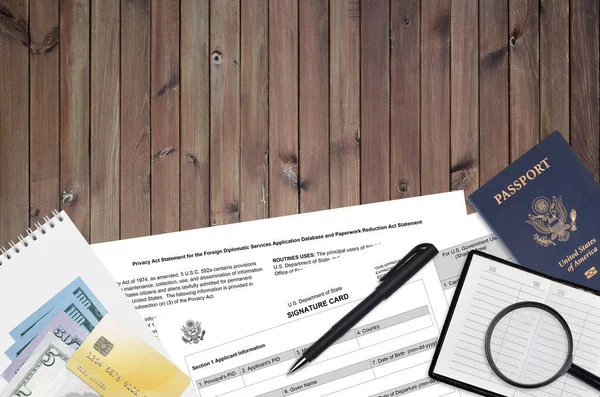 美国国务院Ds4139号表格签名卡放在桌上 可随时填写 使用美国护照概念的操作过程中的纸张作业 平面放置顶部视图 — 图库照片