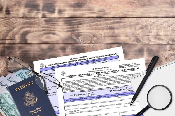 美国国务院Ds64号表格关于遗失或被盗护照簿和 或卡片的声明已摆在桌上 可随时填写 使用美国护照概念的行动期间的纸张作业 — 图库照片