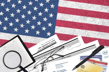 USCIS formu I-589 sığınma başvurusu ve kaldırılmayı engelleme yasağı ofis masasında ve doldurulmaya hazır. ABD Vatandaşlık ve Göçmenlik Bürosu evrakları konsepti. Üst görünüm