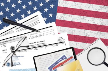 USCIS form I-130 uzaylı akrabaları için dilekçe düz bir ofis masasında ve doldurmaya hazır. ABD Vatandaşlık ve Göçmenlik Bürosu evrakları konsepti. Üst görünüm