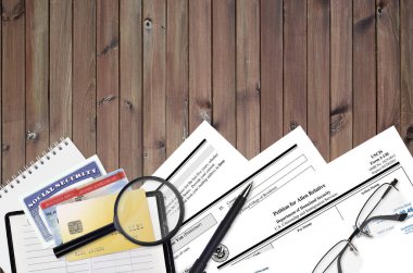 USCIS form I-130 uzaylı akrabaları için dilekçe düz bir ofis masasında ve doldurmaya hazır. ABD Vatandaşlık ve Göçmenlik Bürosu evrakları konsepti. Üst görünüm
