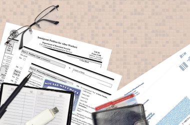 USCIS form I-140 göçmen işçiler için dilekçe düz bir ofis masasında ve doldurmaya hazır. ABD Vatandaşlık ve Göçmenlik Bürosu evrakları konsepti. Üst görünüm