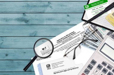 Vergi dairesi vergi mükelleflerinin kimlik numarası için W-7 başvuru formu düz masa üzerinde duruyor ve doldurmaya hazır. ABD Gelir Hizmetleri evrak konsepti. İTİN