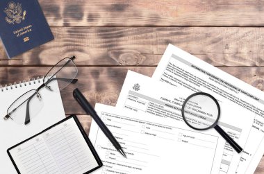 Dışişleri Bakanlığı DS3079 resmi ayrımcılık şikayeti masada ve doldurmaya hazır. Evrak işleri konsepti. Düz üst görünüm