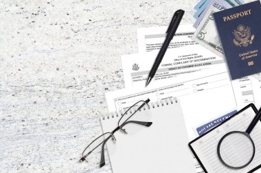 Dışişleri Bakanlığı DS3079 resmi ayrımcılık şikayeti masada ve doldurmaya hazır. Evrak işleri konsepti. Düz üst görünüm