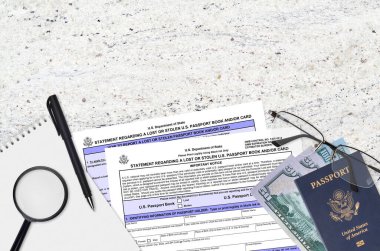 Dışişleri Bakanlığı, kayıp ya da çalıntı pasaport defteri ya da kart beyannamesi masada ve doldurmaya hazır. ABD Pasaport Konsepti ile ilgili işlemler sırasında belgeler