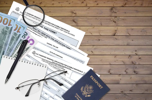 국무부는 개인을 신청을 테이블에 준비가 미국의 패스포트 Passport 작업중에 위에서 — 스톡 사진