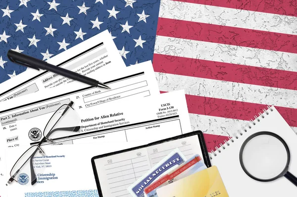 Uscisは 外国人の親戚のためのI 130請願書をフラットレイアウトオフィステーブルにあり 記入する準備ができています アメリカ 市民権と移民サービスの書類作成コンセプト トップ表示 — ストック写真