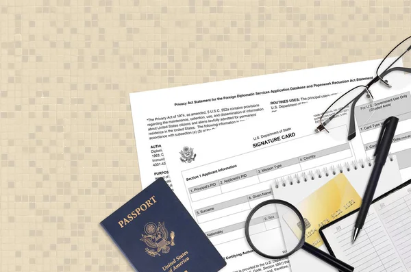 国務省フォームDs4139署名カードはテーブルの上にあり 記入する準備ができています 米国のパスポートコンセプトの運用中の書類作業 平面上面図 — ストック写真