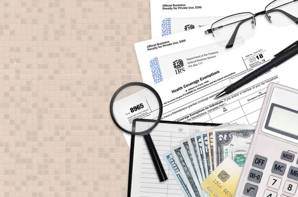 Vergi Dairesi Formu 8965 Sağlık Muafiyetleri Düz Bir Ofis Masasında — Stok fotoğraf