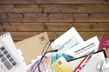 İngiliz Vergi formu sa107 Capital kazanç özeti HM gelir ve gümrük ofis eşyalarıyla birlikte masadadır. İngiltere Birleşik Krallığında HMRC evrakları ve vergi ödeme süreci