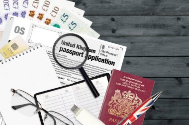 HM pasaport ofisinden İngiltere 'nin işletim sistemi pasaport başvurusu ofis eşyalarıyla birlikte masada yatıyor. İngiltere pasaport işlemleri