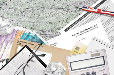 İngiliz Vergi formu sa900 Trust ve emlak vergisi iadesi 2020 HM gelir ve gümrük dairesinden ofis eşyalarıyla birlikte masada yatıyor. İngiltere Birleşik Krallığında HMRC evrakları ve vergi ödeme süreci