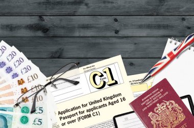 Birleşik Krallık pasaportu için İngilizce form C1 Başvurusu 16 yaşındakiler için veya ofis eşyalarıyla masanın üzerinde yatanlar için. İngiltere pasaport işlemleri