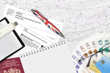 İngiliz formu AD02 Tek Alternatif Denetleme Konumu SAIL Şirketler Evi servisinden Ofis Ögeleriyle birlikte masada yatmaktadır. Birleşik Krallık 'ta CH iş ve evrak süreci