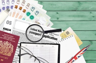 HM pasaport ofisinden İngiltere 'nin işletim sistemi pasaport başvurusu ofis eşyalarıyla birlikte masada yatıyor. İngiltere pasaport işlemleri