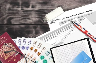 İngiliz LS01 formu HM pasaport bürosundan kayıp ya da çalıntı İngiliz pasaportu tebligatı ofis eşyalarıyla birlikte masada duruyor. İngiltere pasaport işlemleri
