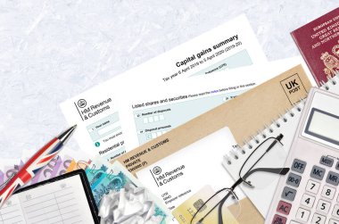 İngiliz Vergi formu sa107 Capital kazanç özeti HM gelir ve gümrük ofis eşyalarıyla birlikte masadadır. İngiltere Birleşik Krallığında HMRC evrakları ve vergi ödeme süreci
