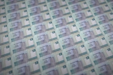 Yasadışı para üretim taşıyıcısında basılmış 5 Mısır sterlini. Bir sürü sahte banknot kolajı. Kalpazanlık kavramı kitlesel iş