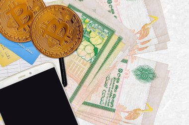 10 Sri Lanka rupisi ve akıllı telefon ve kredi kartlı altın bitcoin. Kripto para birimi yatırım konsepti. Kripto madenciliği veya ticari işlemler