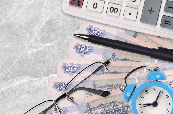 러시아 지폐와 안경과 펜으로 계산기 계획과 세금을 — 스톡 사진