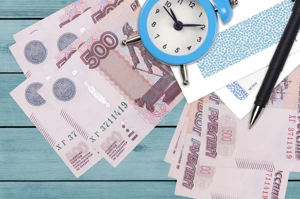 500 Rus Rublesi Içinde Kalem Zarflar Olan Çalar Saat Vergi — Stok fotoğraf