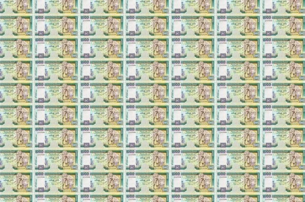 1000 Sri Lanka rupisi para üretim konveyöründe basıldı. Bir sürü banknotun kolajı. Para birimi enflasyonu ve devalüasyon kavramı