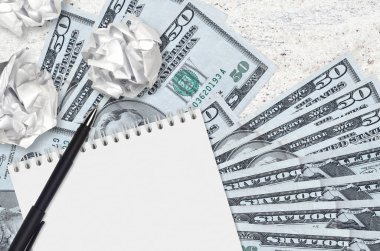 50 Amerikan doları banknotlar ve buruşmuş kağıt toplar. Kötü fikirler ya da daha az ilham konsepti. Yatırım için fikirler aranıyor