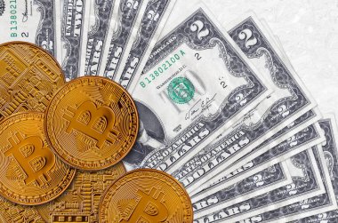 2 Amerikan doları ve altın bitcoin. Kripto para birimi yatırım konsepti. Kripto madenciliği veya ticari işlemler