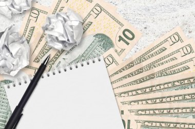 10 Amerikan doları banknotlar ve buruşmuş kağıt toplar. Kötü fikirler ya da daha az ilham konsepti. Yatırım için fikirler aranıyor
