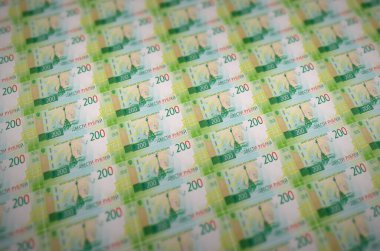 Yasadışı para üretim taşıyıcısında basılmış 200 Rus Rublesi. Bir sürü sahte banknot kolajı. Kalpazanlık kavramı kitlesel iş