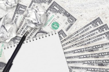 1 Amerikan doları banknotlar ve buruşmuş kağıt toplar. Kötü fikirler ya da daha az ilham konsepti. Yatırım için fikirler aranıyor