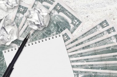 2 Amerikan doları banknotlar ve buruşmuş kağıt toplar. Kötü fikirler ya da daha az ilham konsepti. Yatırım için fikirler aranıyor