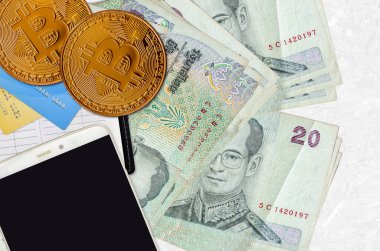 20 Tayland Baht faturası ve akıllı telefon ve kredi kartlarıyla altın bitcoin. Kripto para birimi yatırım konsepti. Kripto madenciliği veya ticari işlemler