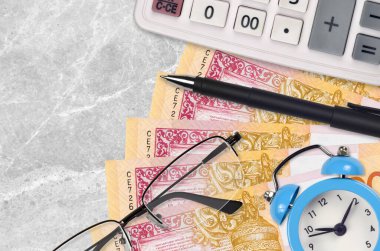 20 Belorus rublesi banknot, hesap makinesi ve gözlük ve kalem. İş kredisi ya da vergi ödeme sezonu kavramı. Mali planlama ve vergi ödeme zamanı