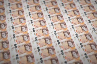 Yasadışı para üretim taşıyıcısında basılmış 10 İngiliz sterlini. Bir sürü sahte banknot kolajı. Kalpazanlık kavramı kitlesel iş