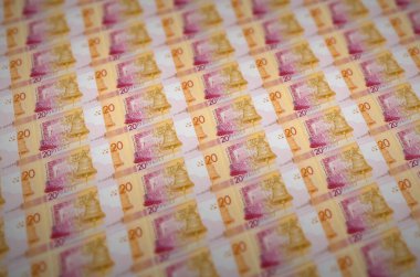 20 Belorus rublesi yasa dışı para üretim taşıyıcısıyla basılmış. Bir sürü sahte banknot kolajı. Kalpazanlık kavramı kitlesel iş