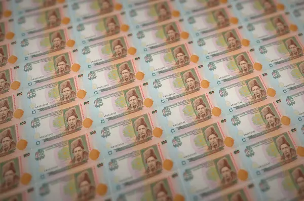 100 우크라이나 Hryvnias 지폐는 컨베이어로 지폐의 콜라주 업자들에 개념이 대량으로 — 스톡 사진
