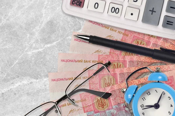 우크라이나 Hryvnias 청구서 안경과 펜으로 계산기 계획과 세금을 — 스톡 사진